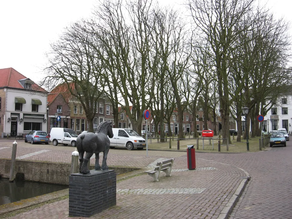 De Markt van Heenvliet met het beeld van het trekpaard