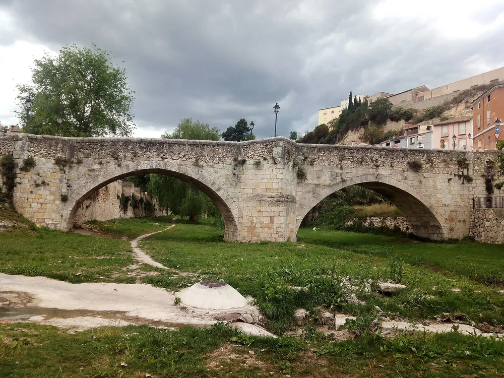 De oude brug (Pont Vell) van Ontinyent, regio Valencia