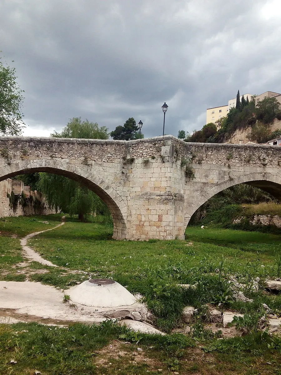 De oude brug (Pont Vell) van Ontinyent, regio Valencia
