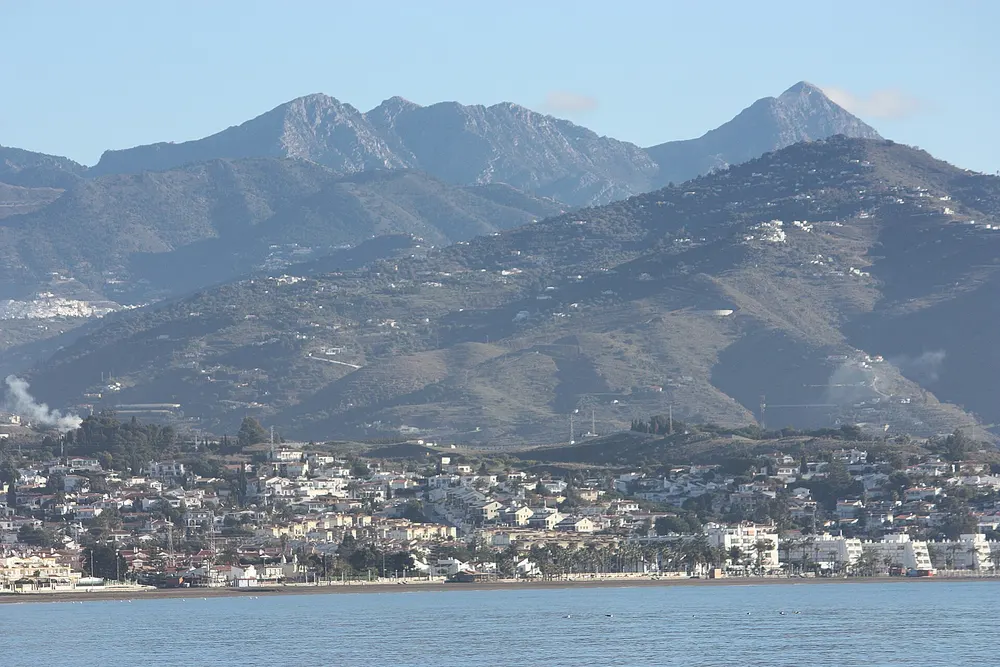 Torre del Mar aan de Costa del Sol, gezien vanaf zee, met de bergen erachter