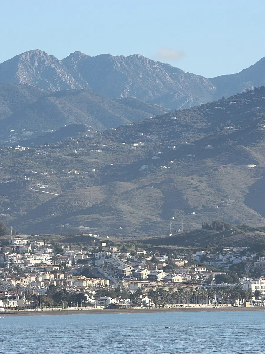Torre del Mar aan de Costa del Sol, gezien vanaf zee, met de bergen erachter